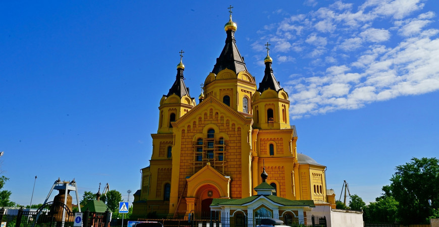 Православный храм в историческом центре Нижнего Новгорода, на стрелке Волги и Оки