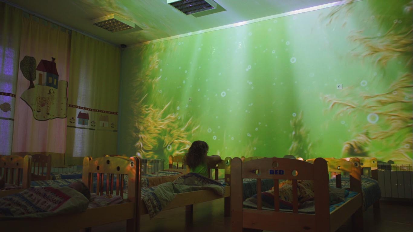 В детском саду живая стена с видеопроекцией подводного мира.