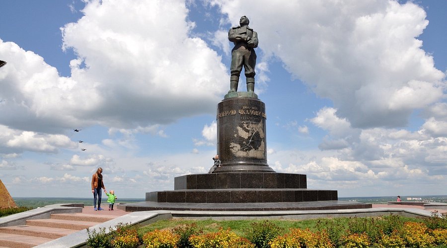 Памятник Валерию Чкалову Достопримечательности Нижнего Новгорода