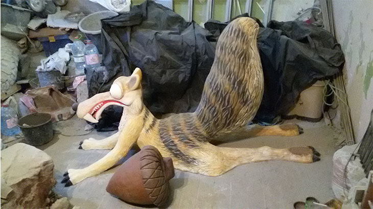 Скульптура Белка с орехом.