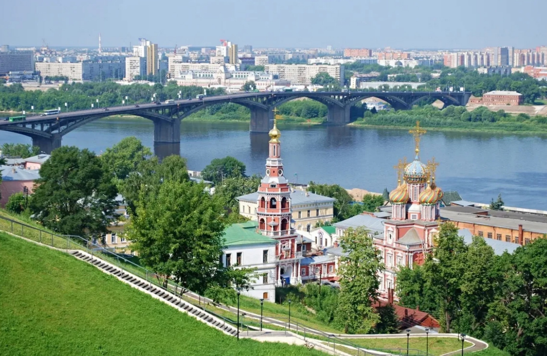 Нижний Новгород вид через речной мост